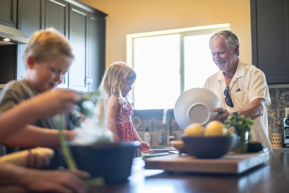 Farfar lagar mat med barnbarnen