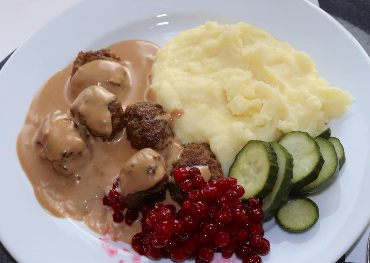 Köttbullar med potatismos, gräddsås och lingon