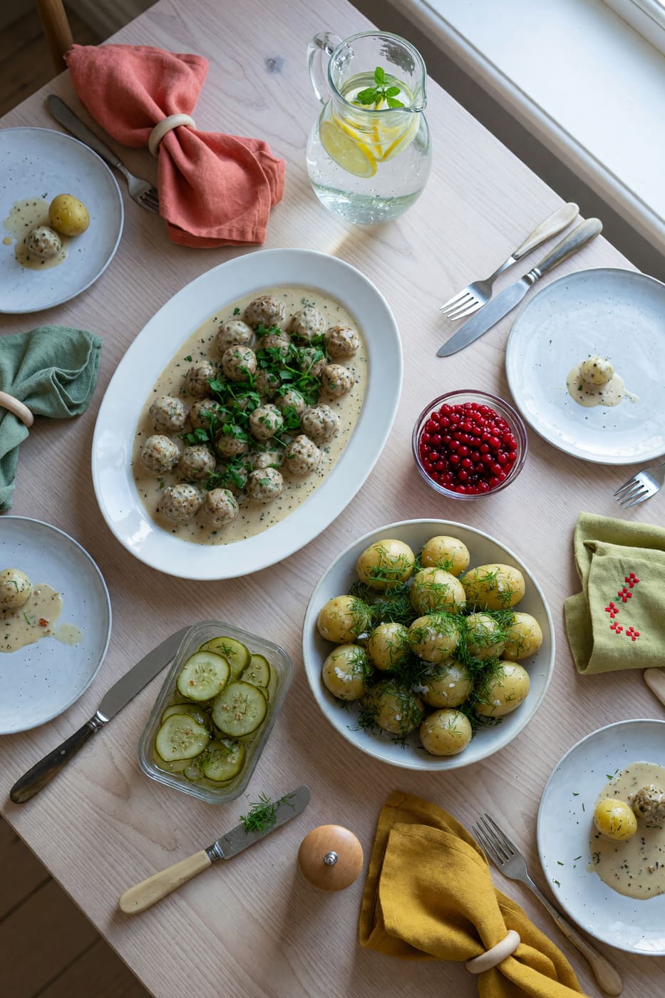 Dukat bord med köttbullar, potatis och inlagd gurka